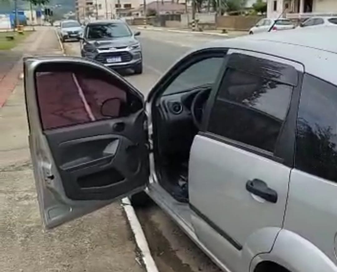 Bandidos roubam carro e são perseguidos por testemunhas