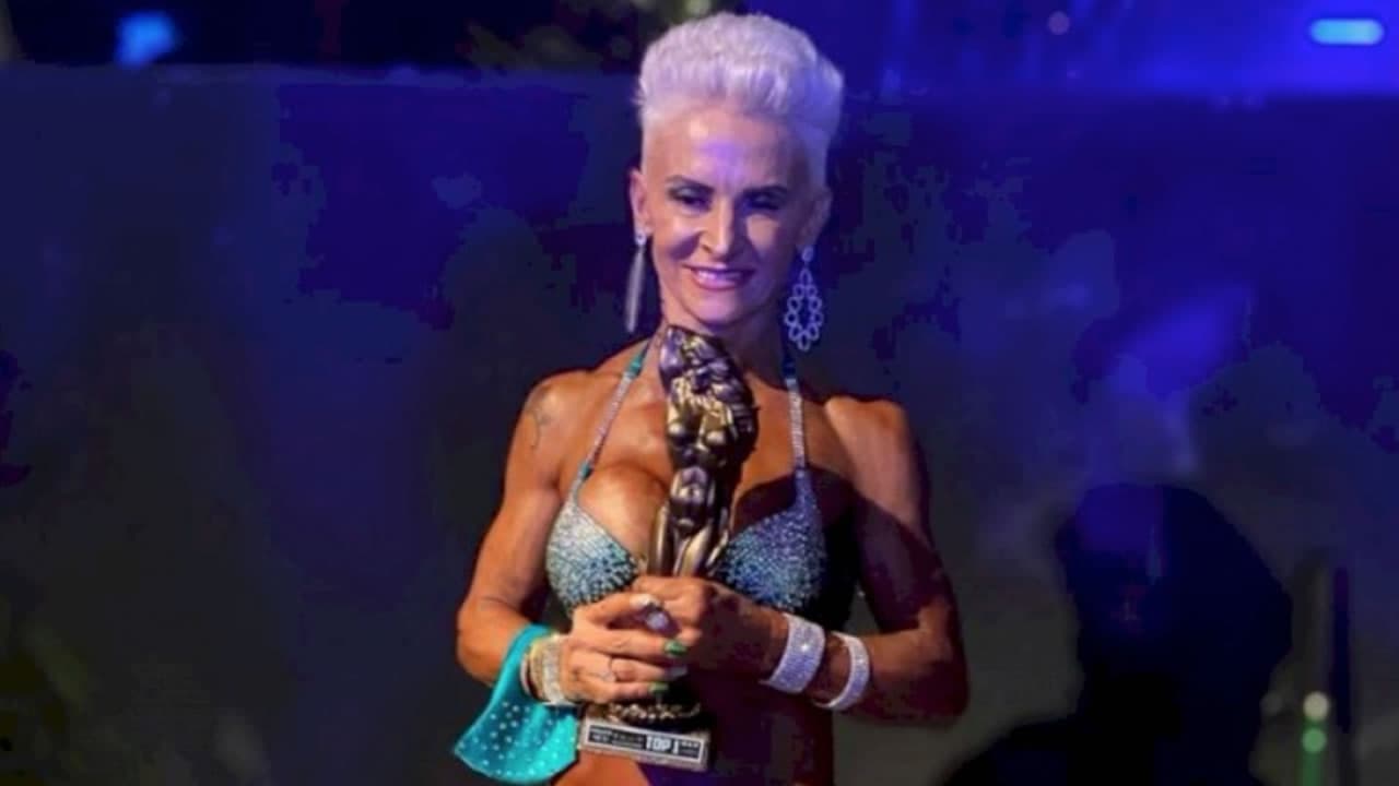 Tubaronense de 50 anos é campeã em evento de fisiculturismo