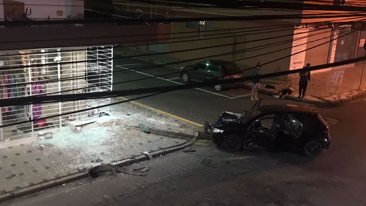Vitrine de loja é destruída após acidente