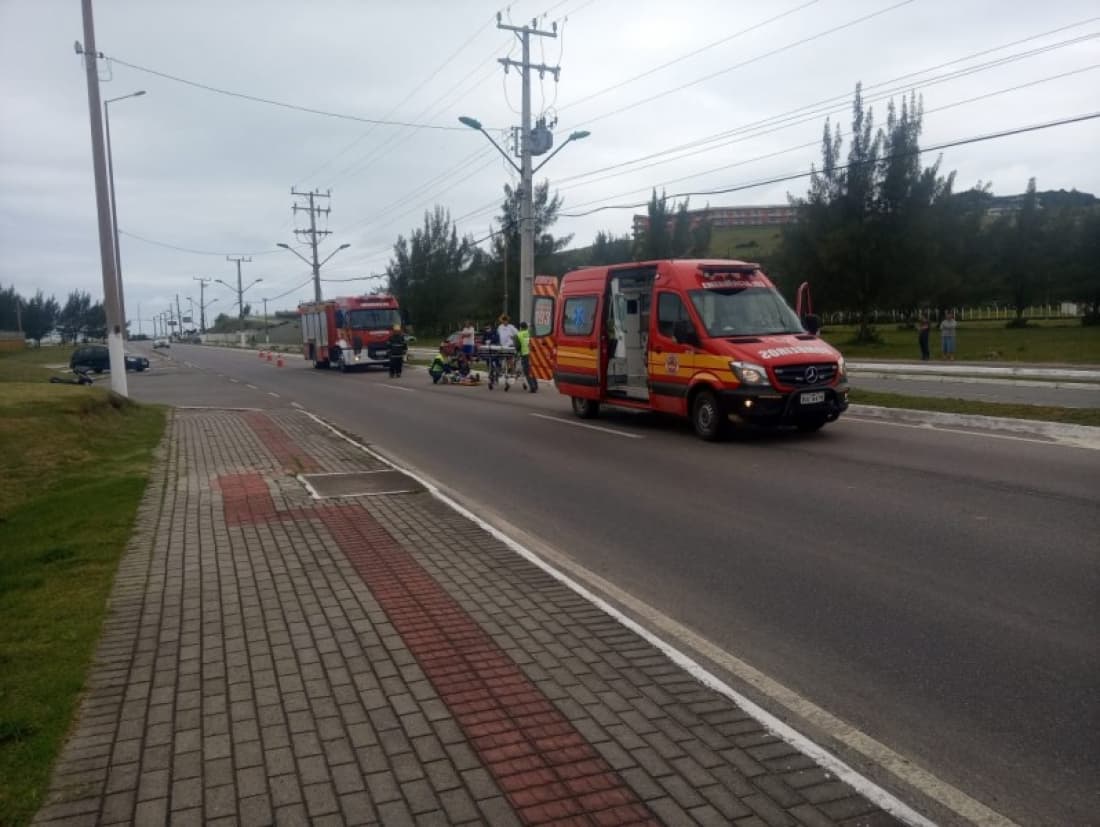 Motociclista é hospitalizado após queda de moto