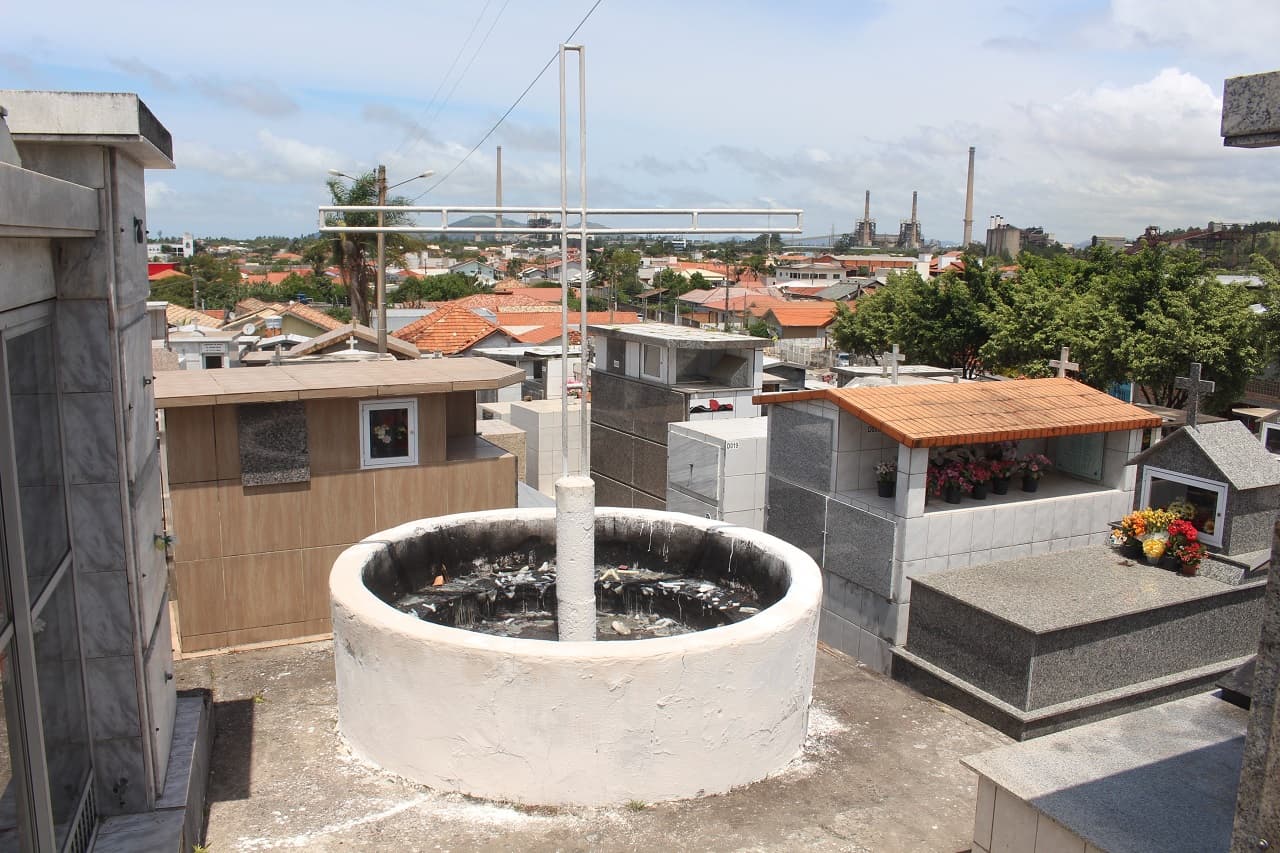 Portas de alumínio são furtadas do cemitério de Capivari de Baixo