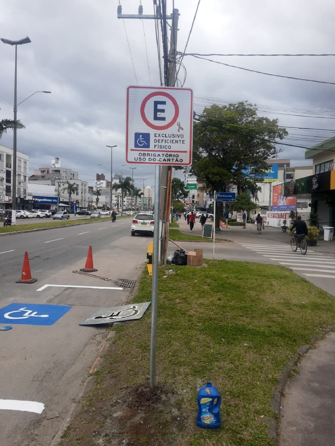 Tubarão realiza adequação na sinalização de estacionamento para o uso de pessoas com espectro autista