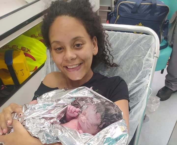 Jovem de 18 anos dá à luz durante trajeto ao hospital