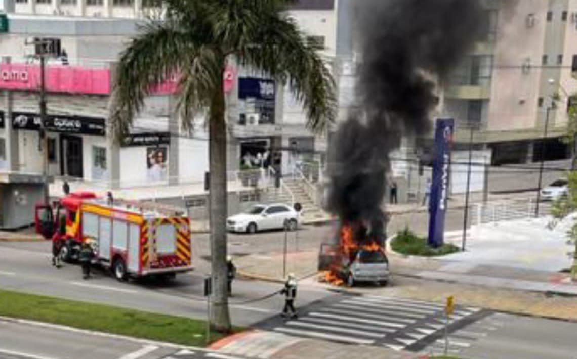 Carro pega fogo e fica completamente destruído