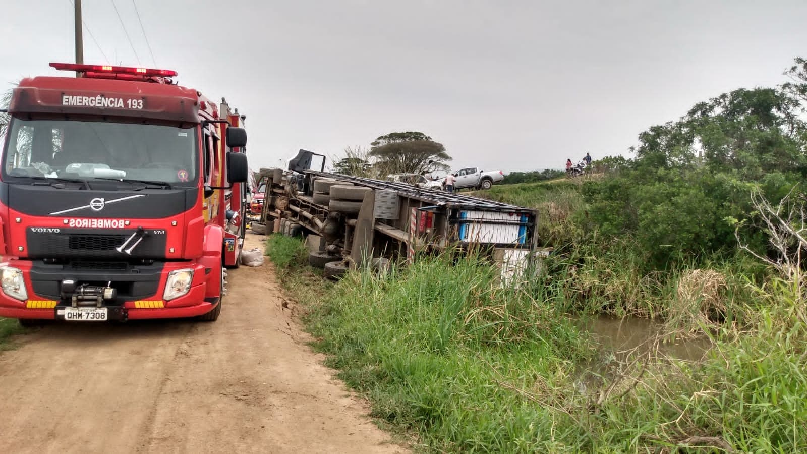 Duas pessoas ficam feridas após caminhão tombar no interior de Tubarão