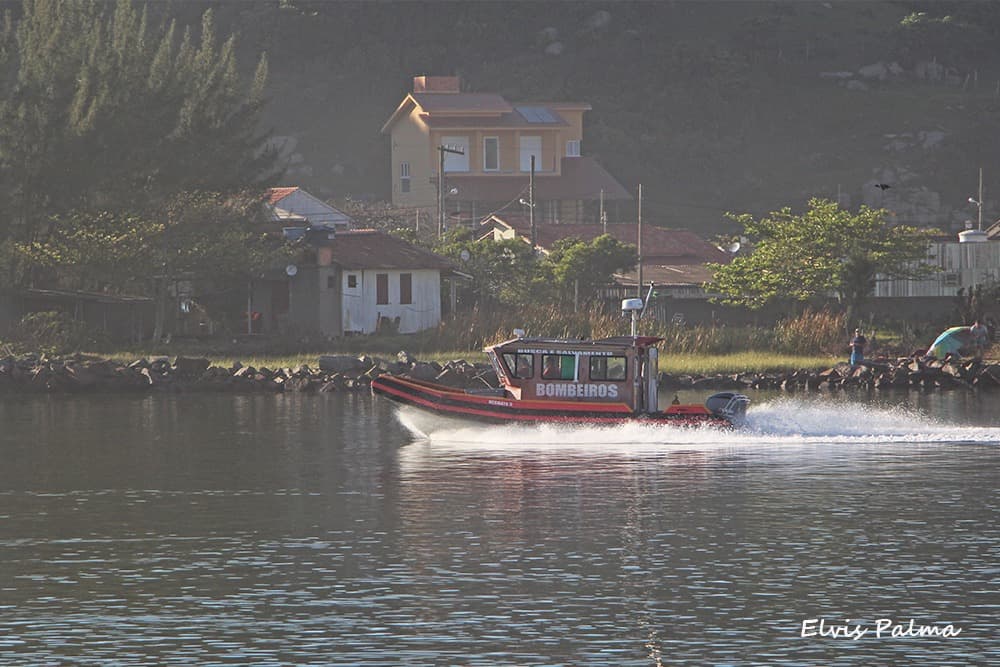 Homem cai de parapente e é resgatado na lagoa