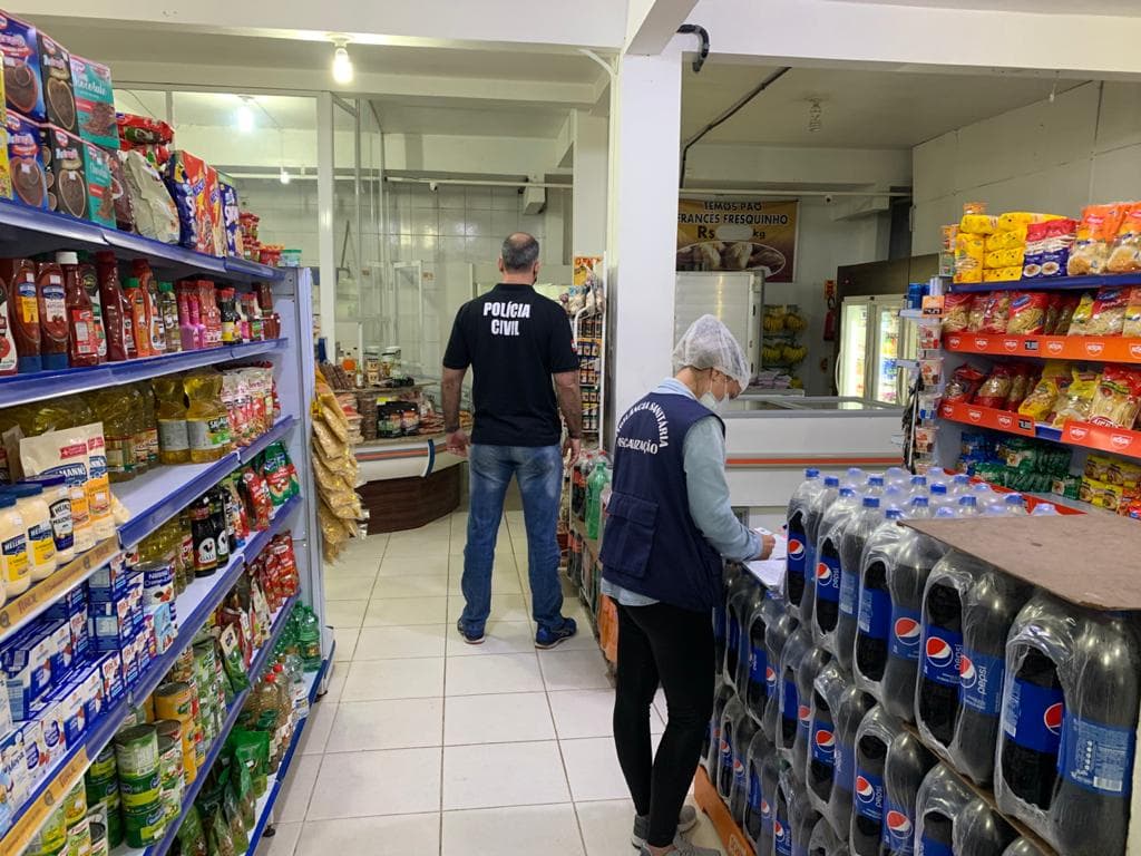 900 quilos de carnes e produtos impróprios para consumo são apreendidos em supermercados