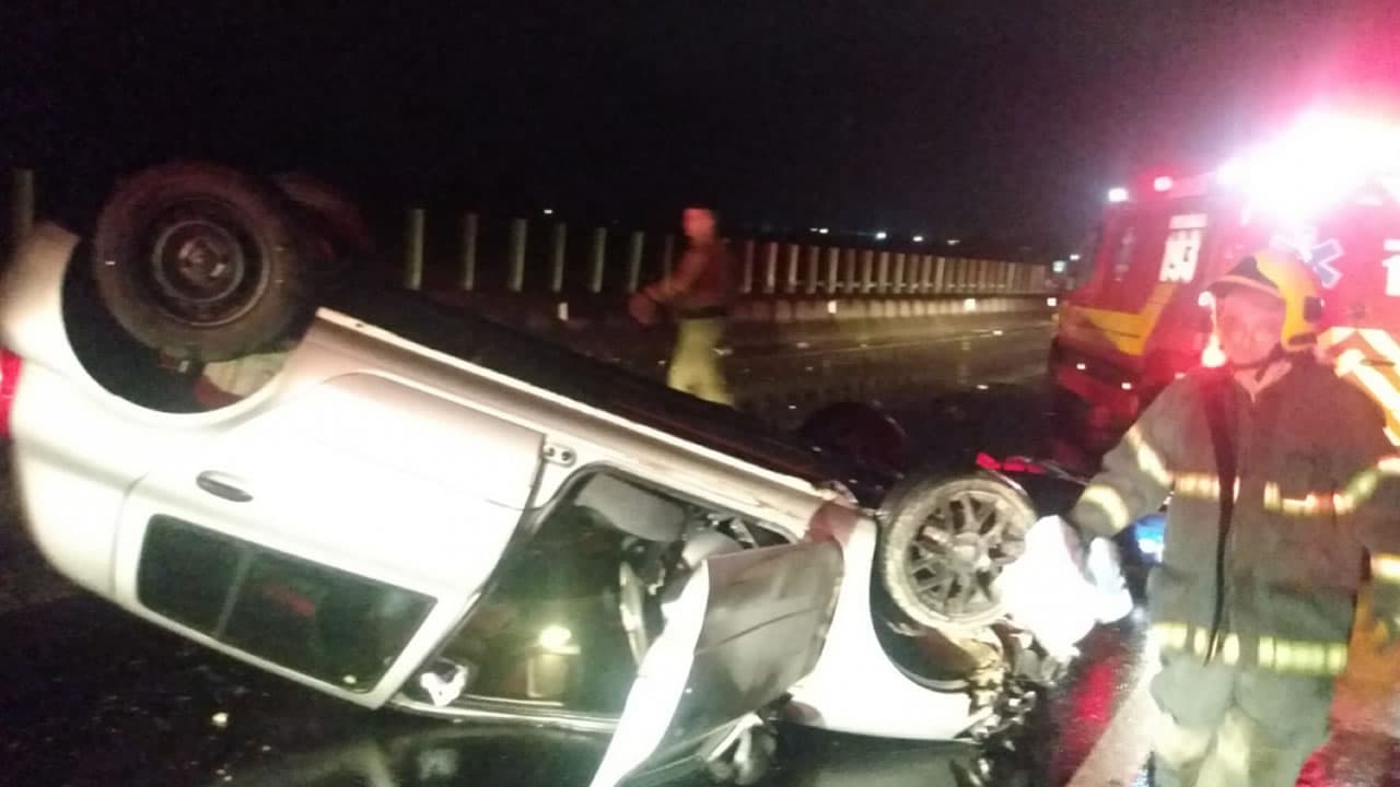 Moto se choca contra carro capotado e dois ficam feridos na BR-101