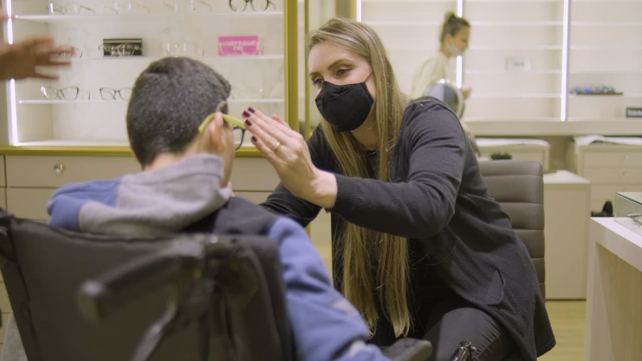 Alunos da APAE ganham consultas oftalmológicas, armações e lentes