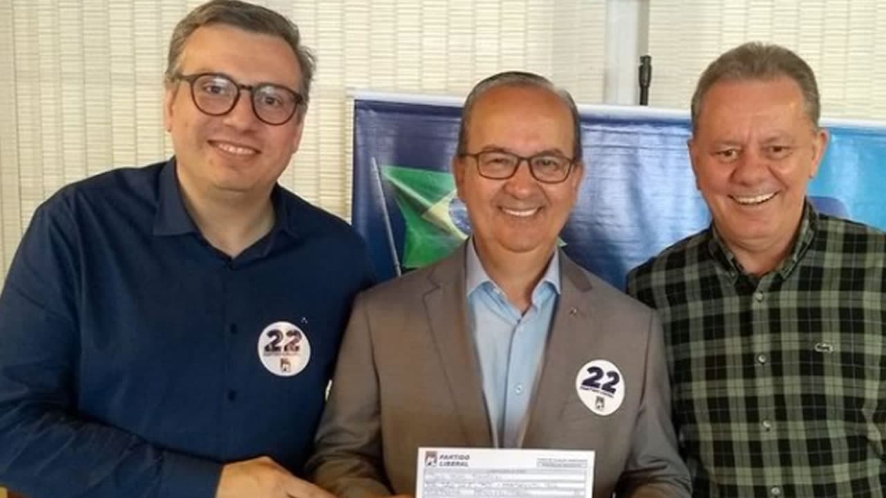Vice-prefeito de Tubarão, Caio Tokarski (PL) assina filiação no PL