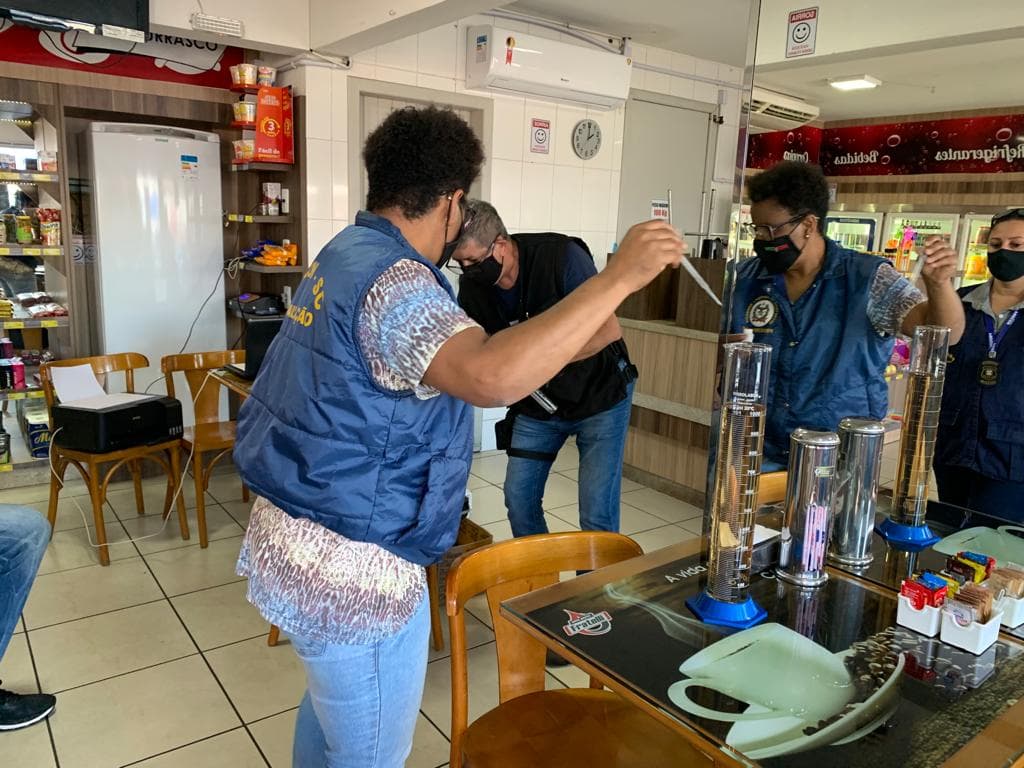 Postos de combustíveis são alvo de operação da polícia e do Procon