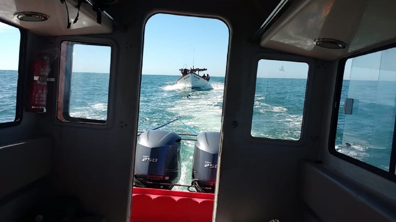 Tripulantes são resgatados após naufrágio de barco em praia