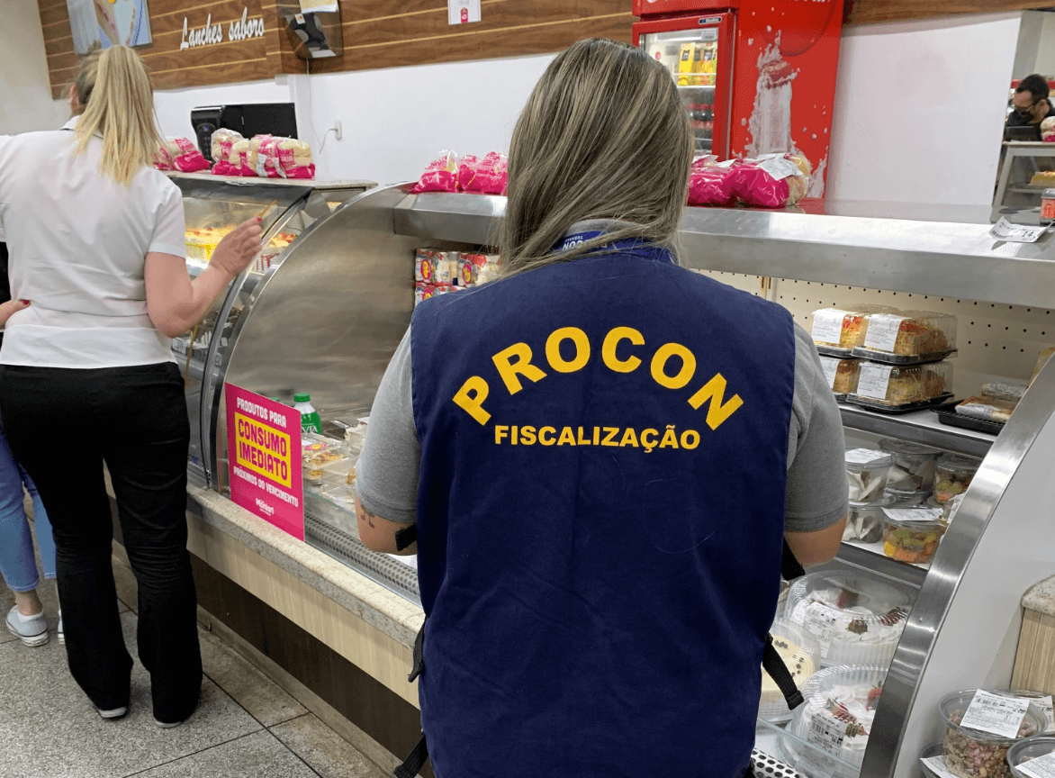 Procon apreende 190kg de produtos impróprios para o consumo em mercado