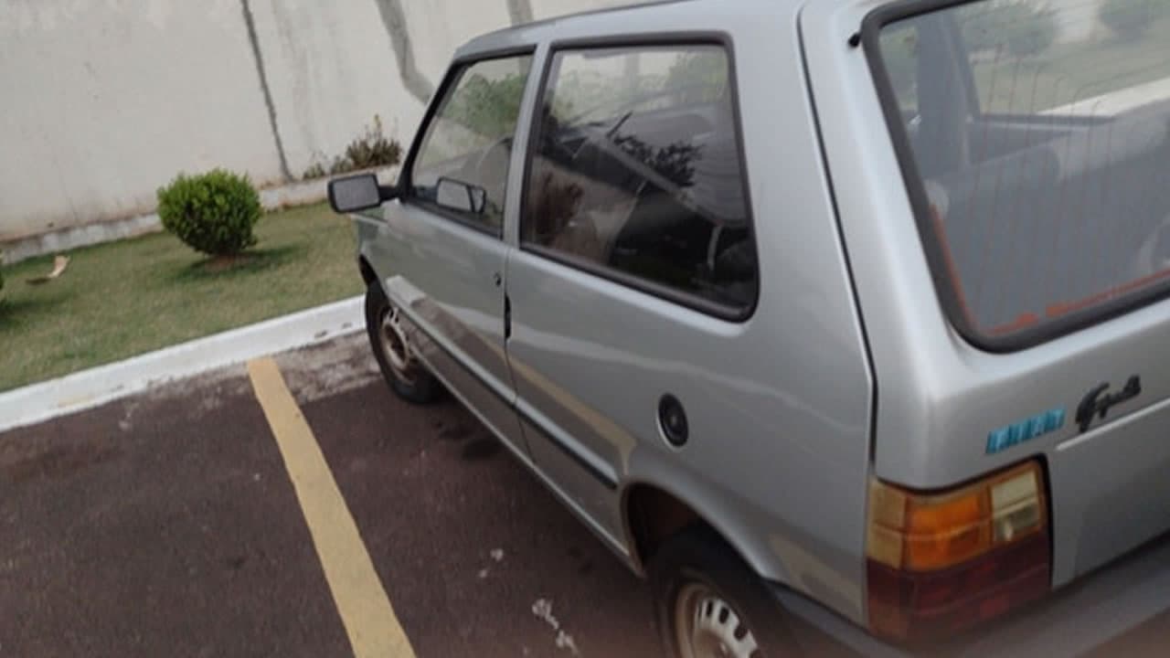 Homem tem carro furtado em frente ao trabalho