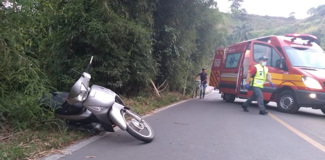 Motociclista fica gravemente ferido após colisão com caminhão