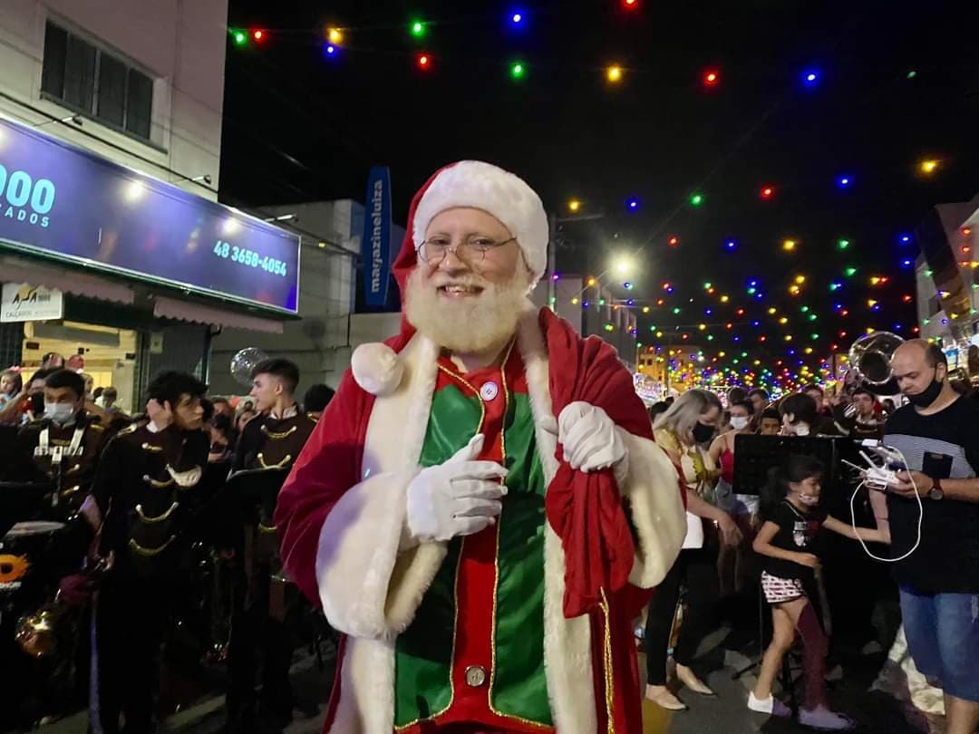 Abertura do Natal Vale dos Sonhos tem chegada do Papai Noel e acendimento das luzes