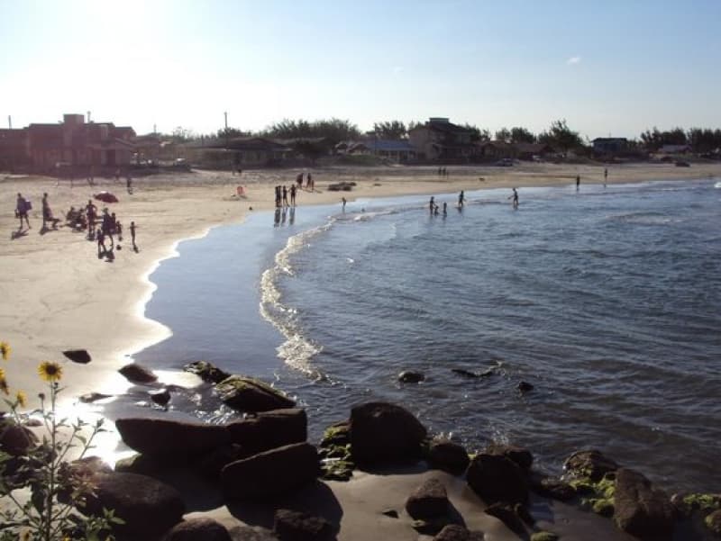 Justiça determina que prefeitura fiscalize ocupação desordenada na praia da Galheta