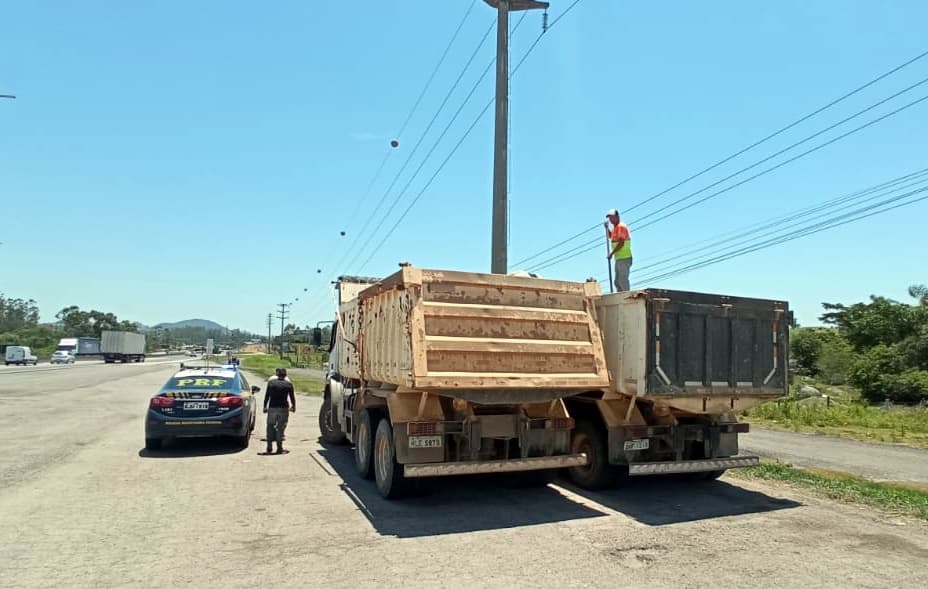 Caminhão com 12,5 toneladas de excesso é flagrado em Tubarão