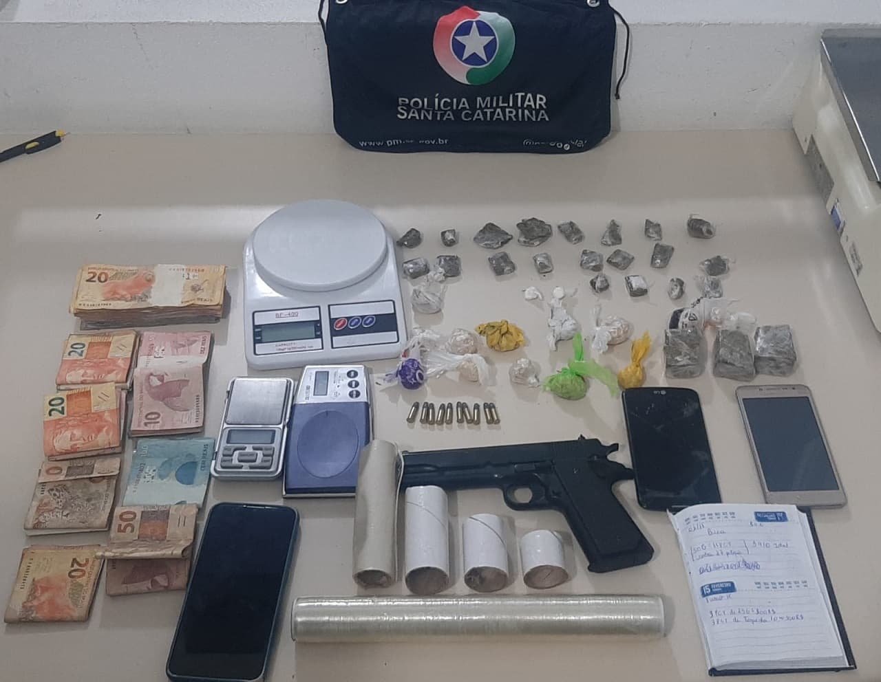 Grande quantidade de drogas, dinheiro e munições são apreendidos durante operação