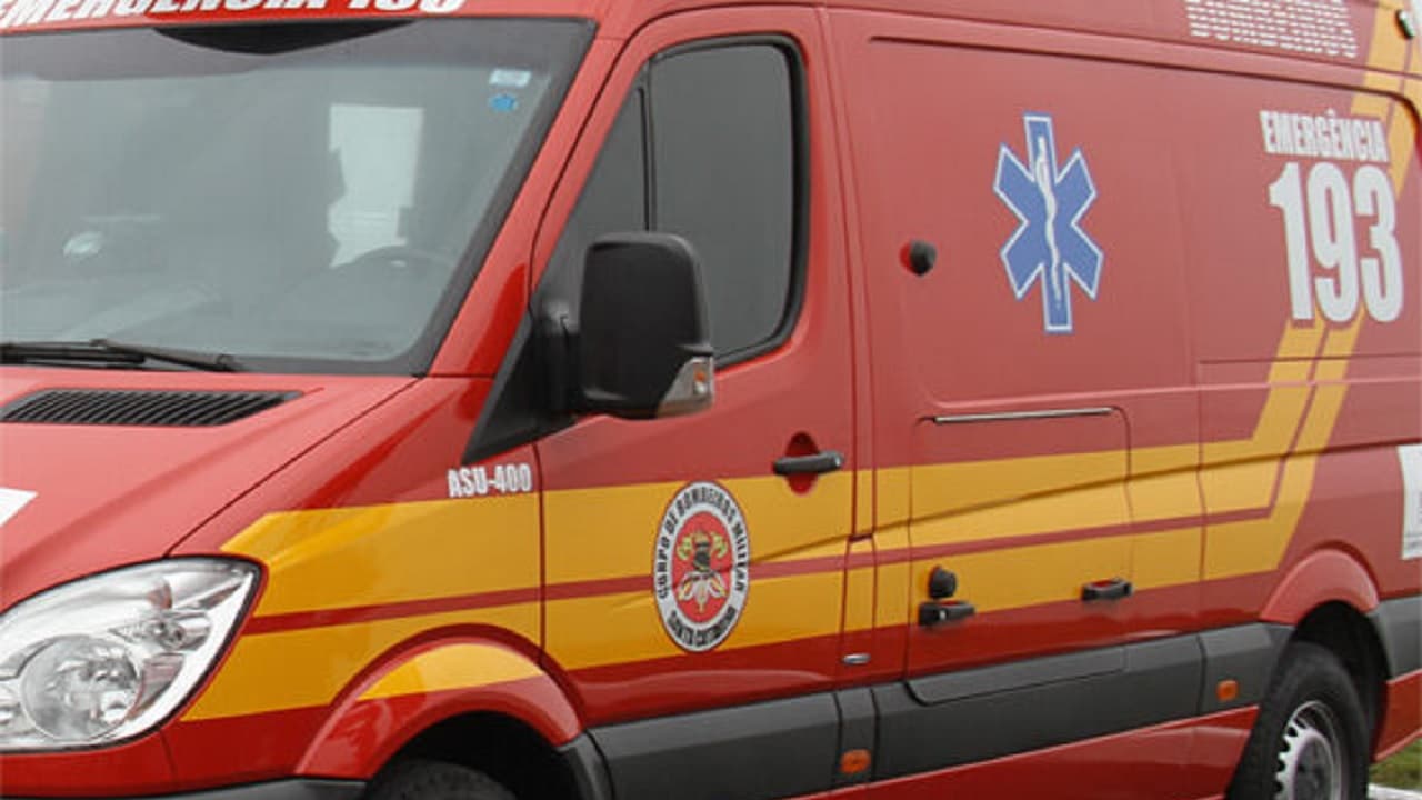 Homem de 58 anos fica gravemente ferido após cair de escada