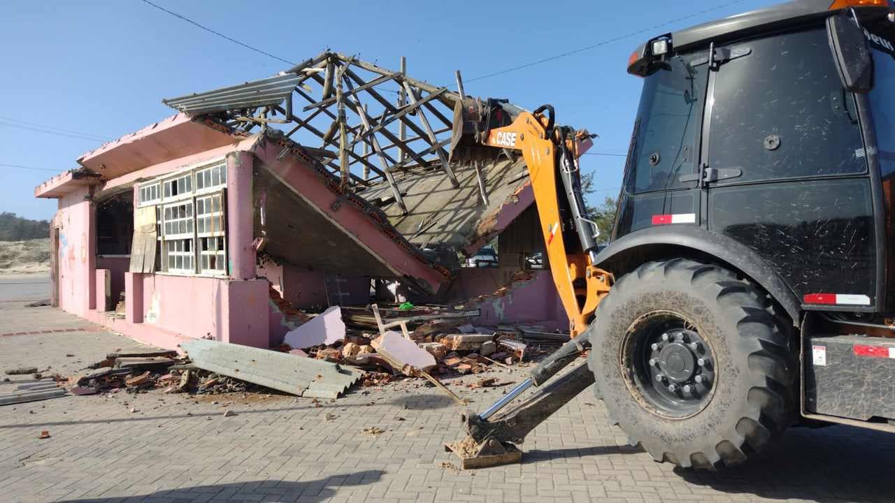 Quiosque é demolido na praça Seival, no Mar Grosso, em Laguna
