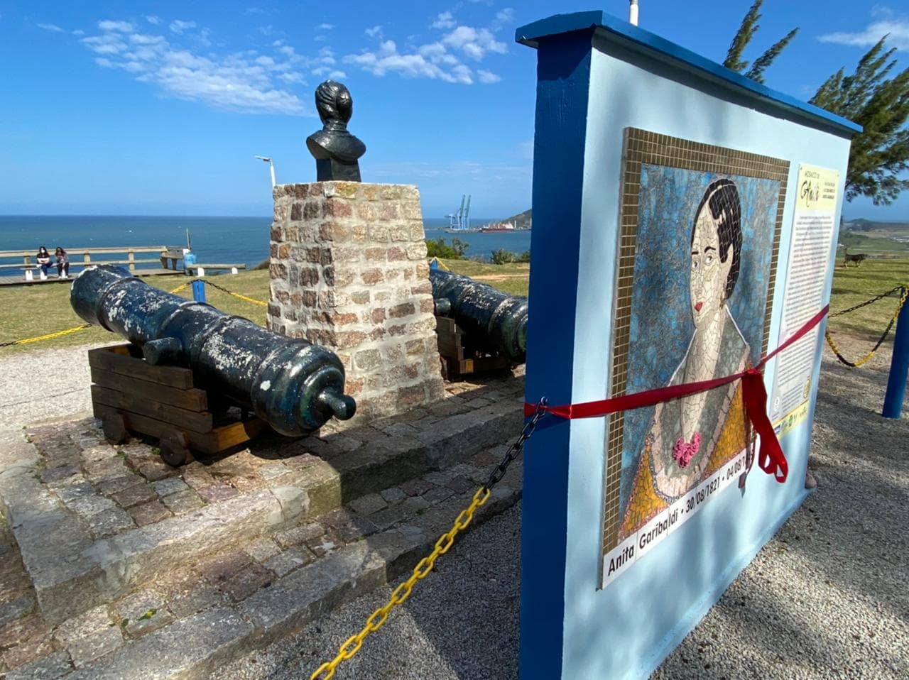 Mosaico de Anita Garibaldi é inaugurado em Imbituba