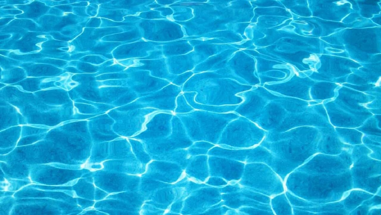 Menina se afoga após prender o cabelo em ralo de piscina