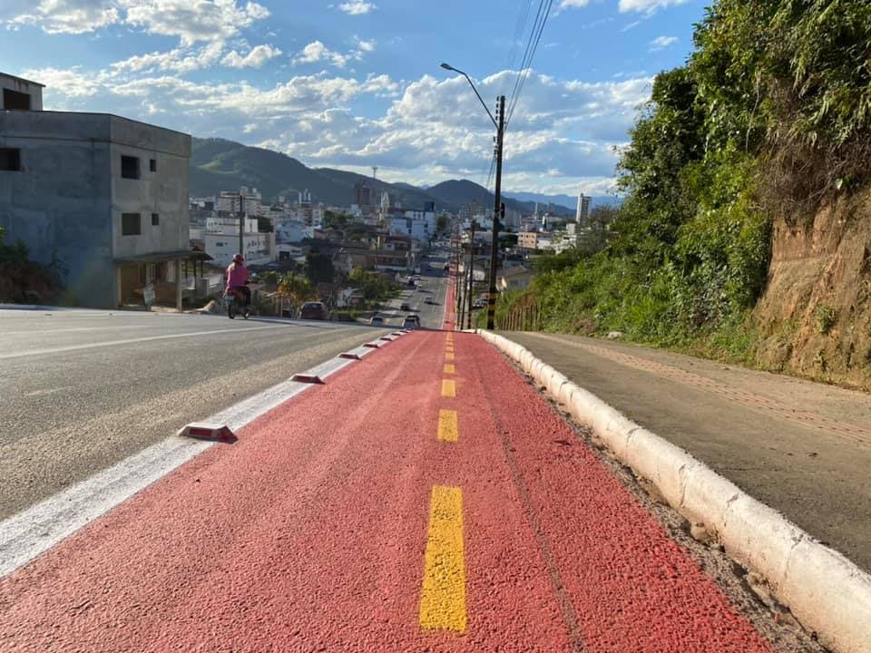 Ciclista é atropelada na ciclofaixa e motorista foge