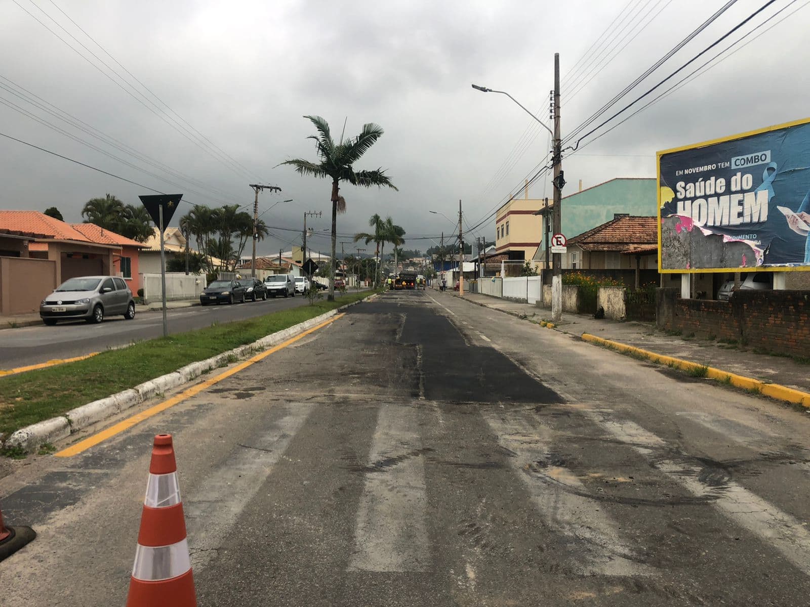 Asfalto da avenida Pedro Zapeline, em Tubarão, passa por reparos