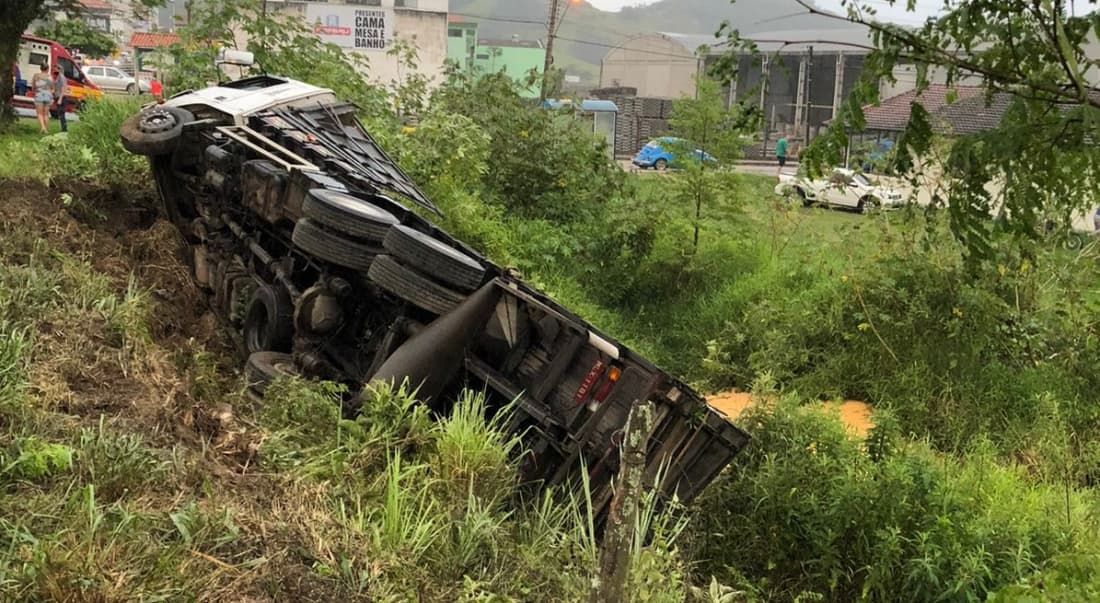 Caminhão capota na SC-370 em Gravatal