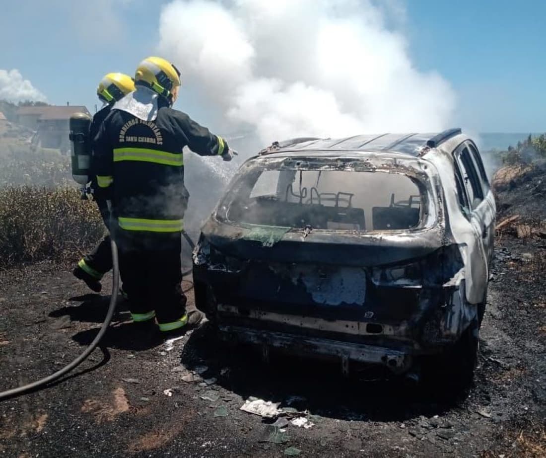 Incêndio em vegetação sai do controle e destrói carro