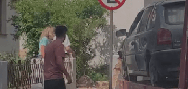 Carro perde o controle e bate em muro no Centro de Tubarão