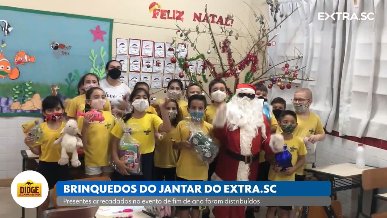 Brinquedos arrecadados no Jantar de Fim de ano do EXTRA.SC são distribuídos