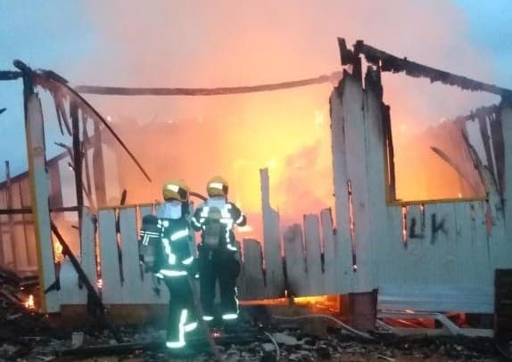 Casa de madeira é destruída por incêndio durante a madrugada