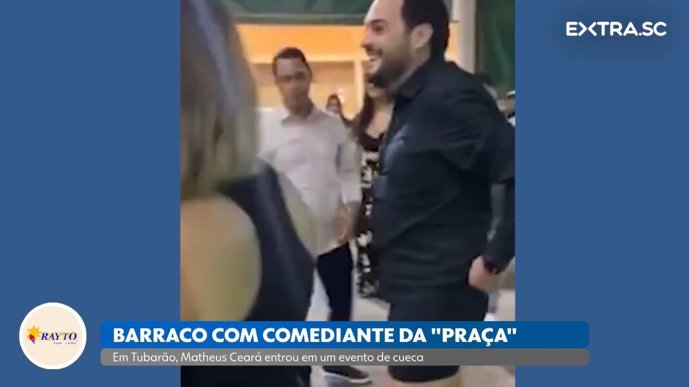 Barraco e protesto: em Tubarão, humorista da "Praça em Nossa" entra em evento de cueca