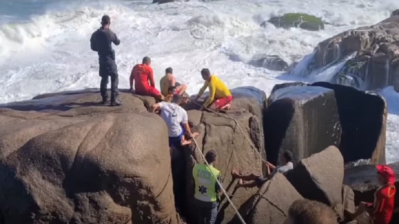 Mulher é resgatada de helicóptero após prender a perna em rochas no Farol de Santa Marta