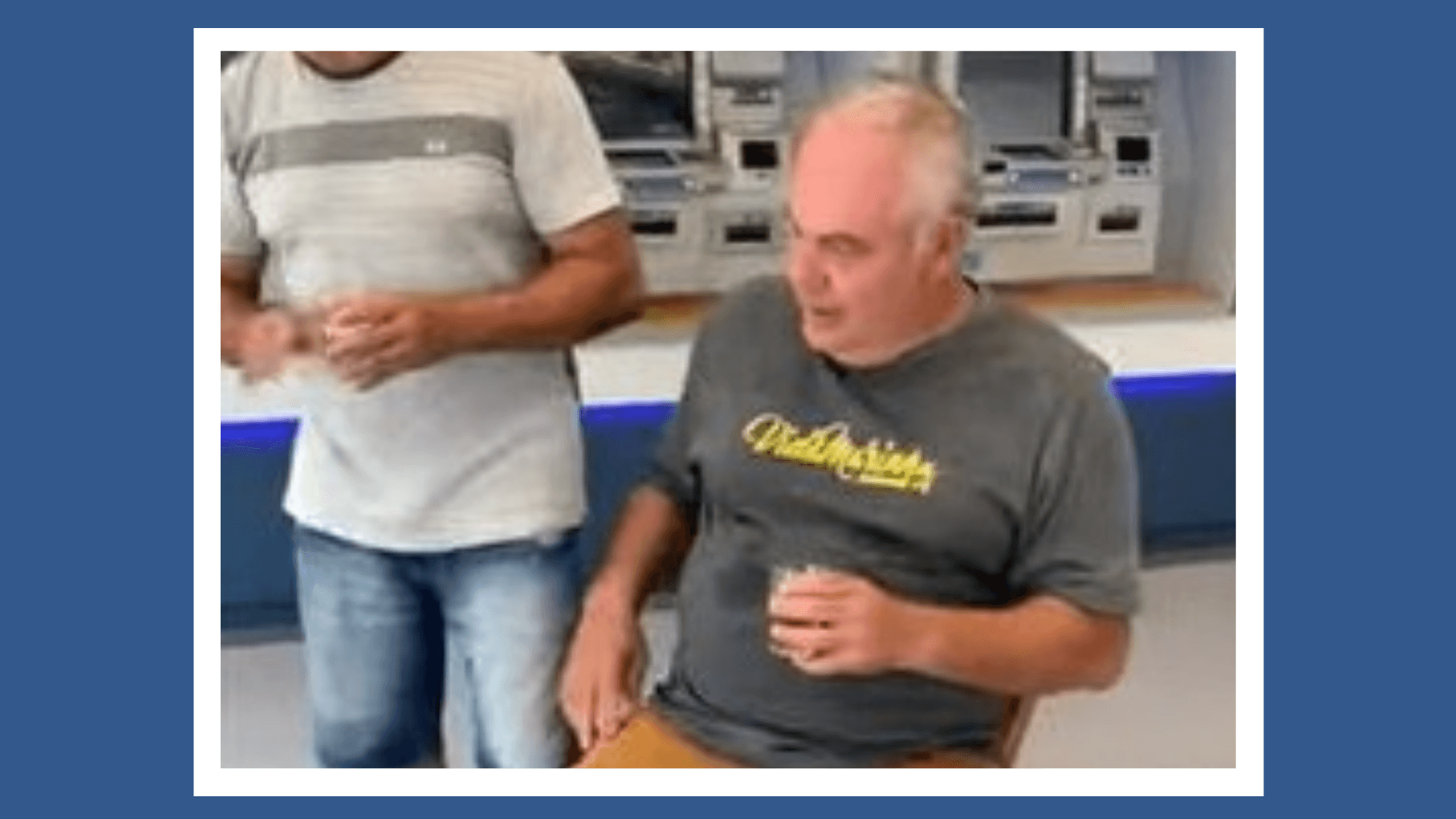 Amigos bebem cerveja dentro de banco em Capivari de Baixo