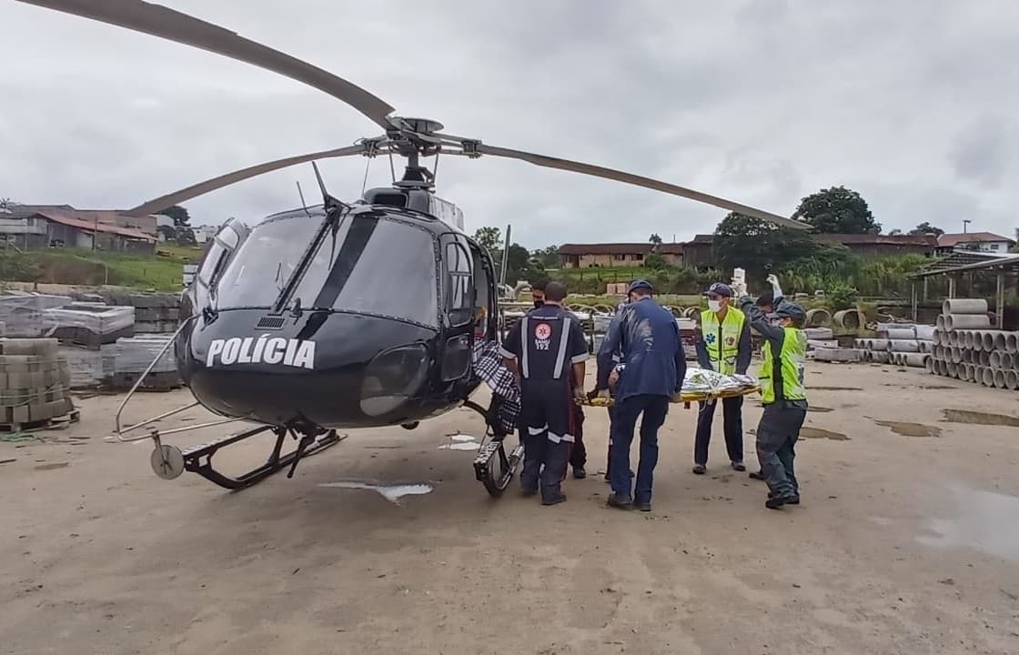 Jovem fica gravemente ferido em acidente de trabalho em máquina de misturar cimento