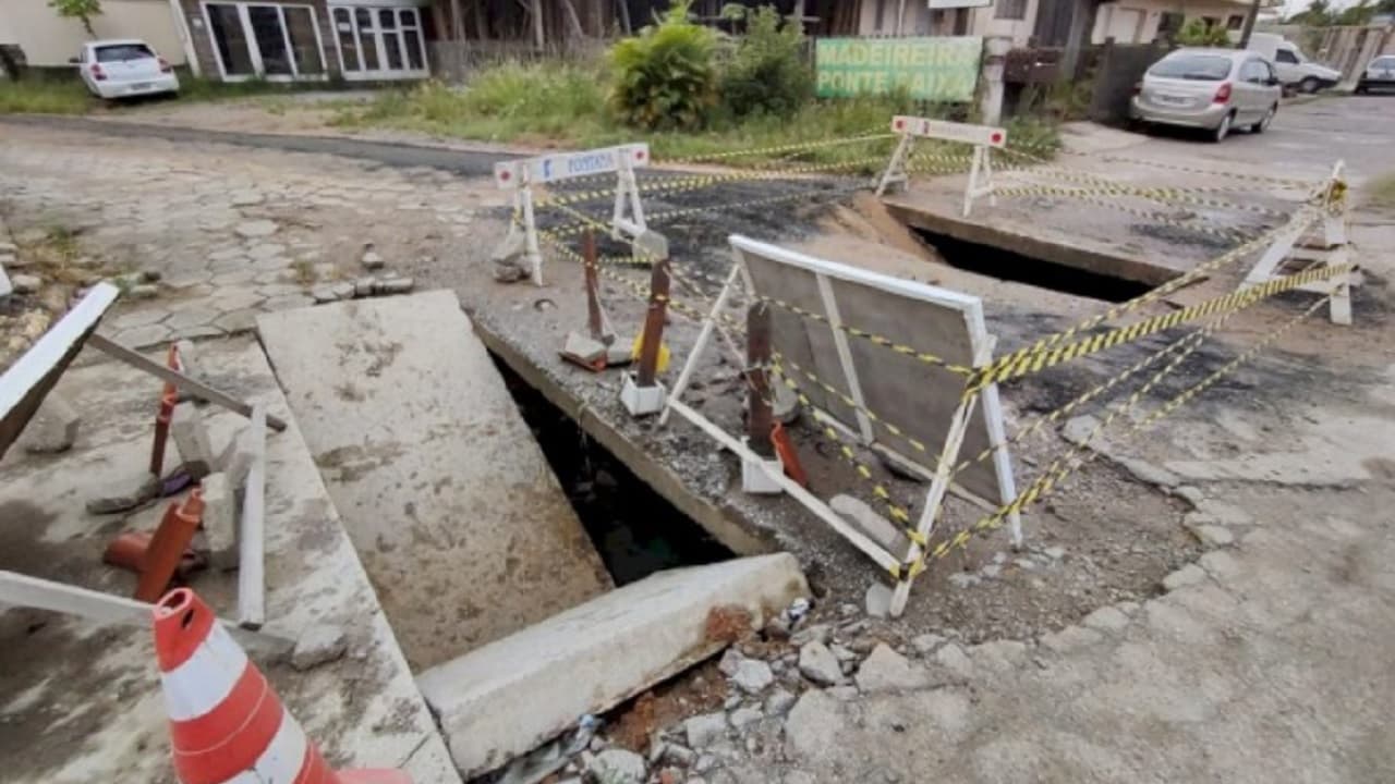 Caminhão fica preso após queda de galeria pluvial