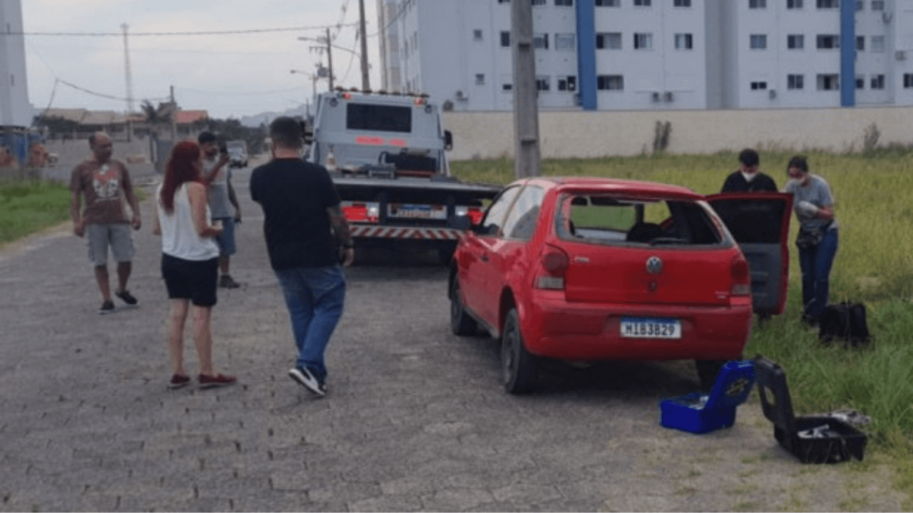 Carro usado em assalto a loja de celulares é encontrado abandonado
