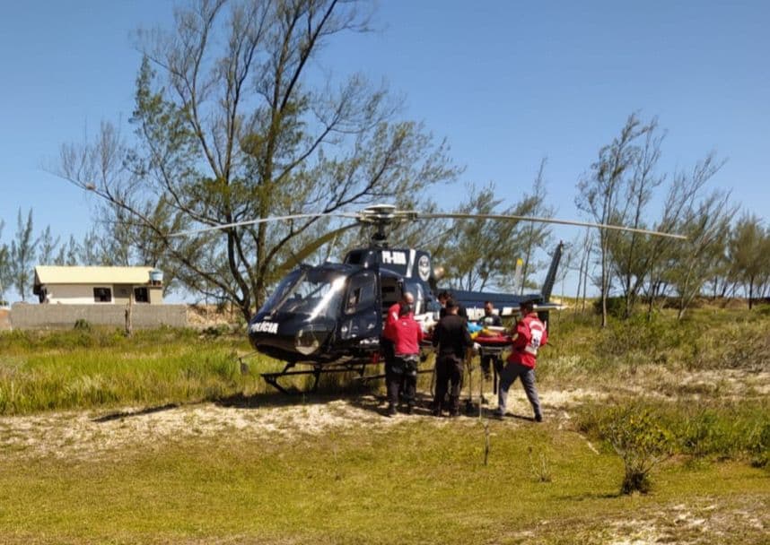 Homem cai do telhado e sofre traumatismo cranioencefálico