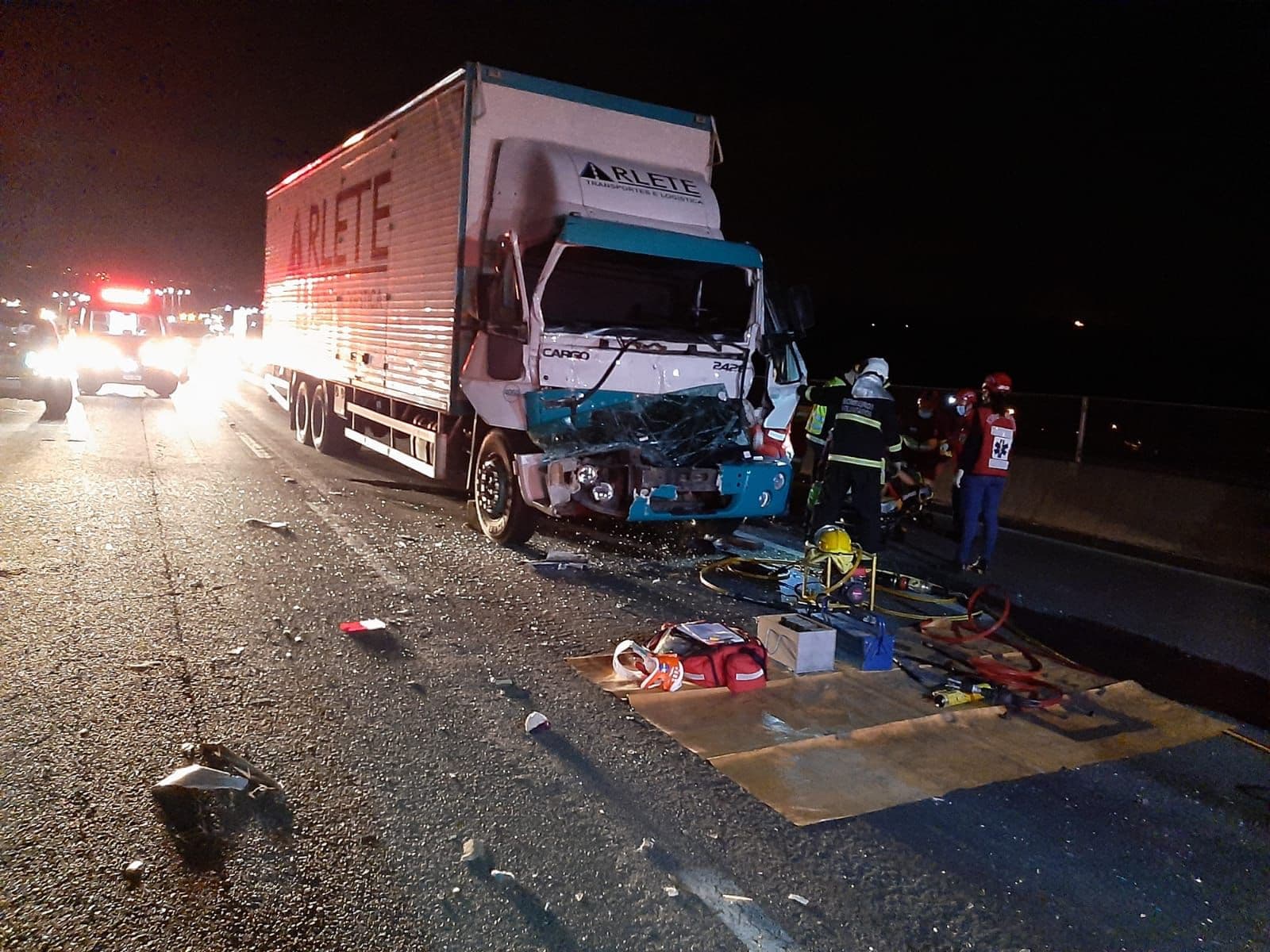 Homem precisa ser retirado das ferragens após colisão entre dois caminhões