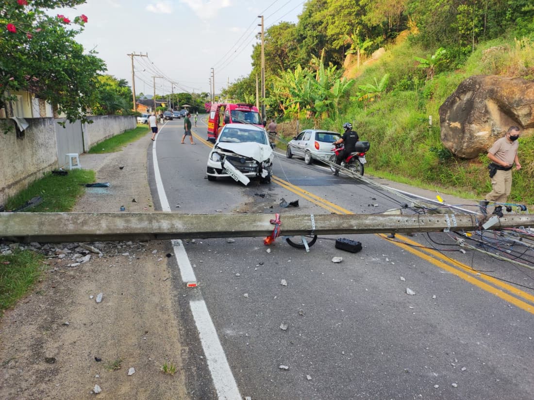 Carro colide com poste que cai e interrompe SC-437
