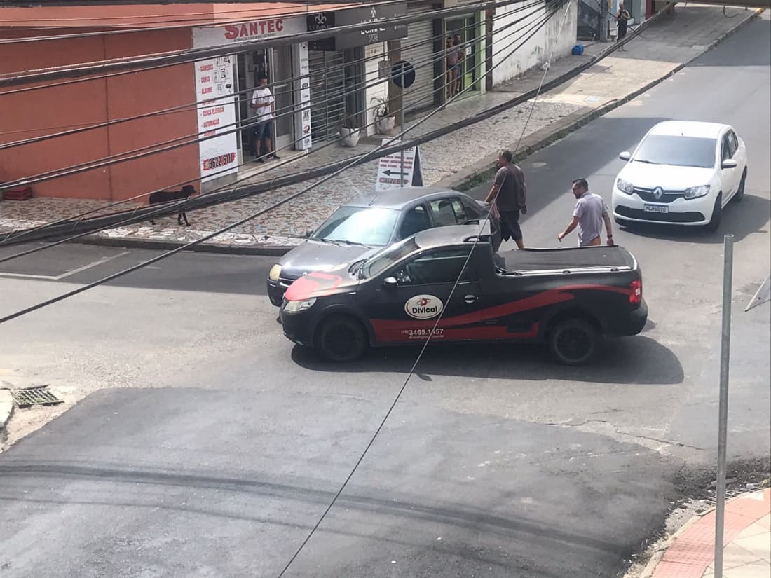 Mais um acidente ocorre no cruzamento entre as ruas Coronel Cabral e Rui Barbosa