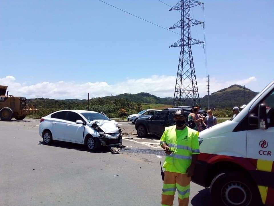 Quatro pessoas ficam feridas em acidente em viaduto