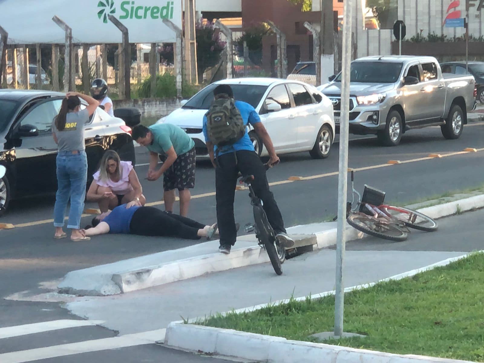 Mulher tem suspeita de fratura no braço após queda de bicicleta
