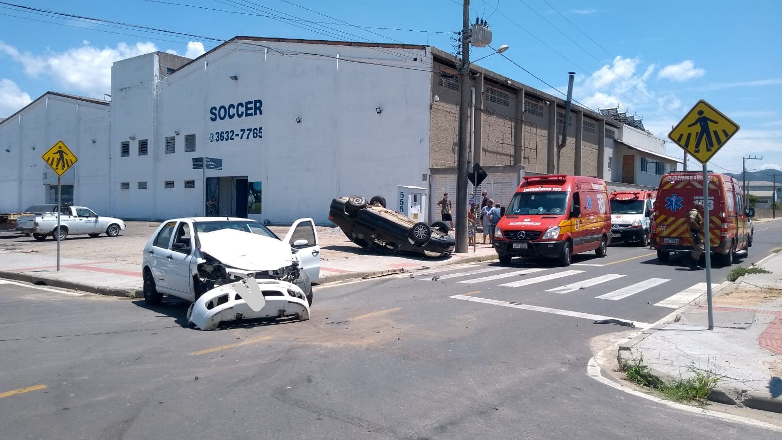 Grávida e criança ficam feridas em colisão seguida de capotamento
