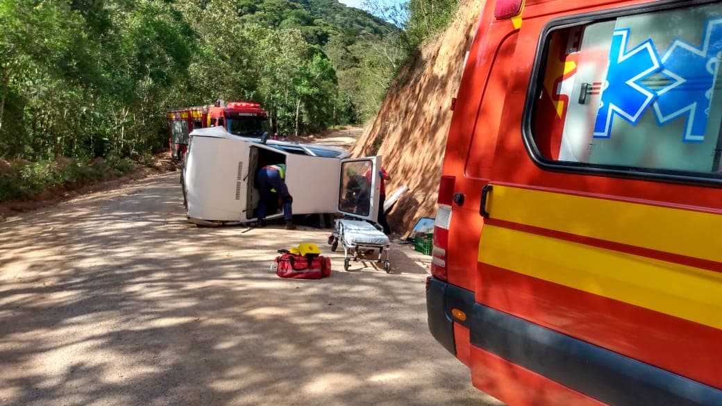 Homem fica preso às ferragens após capotamento