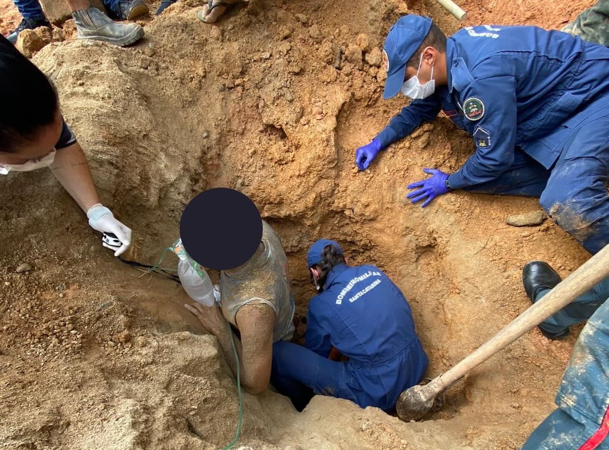 Trabalhador de obra fica totalmente soterrado após deslizamento de terra