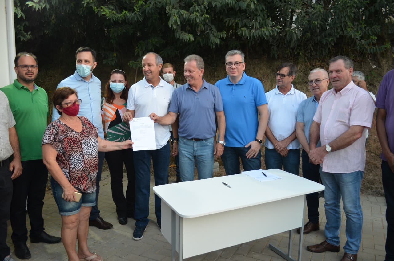 Ordem de serviço para pavimentação da Estrada Geral do Caruru é assinada